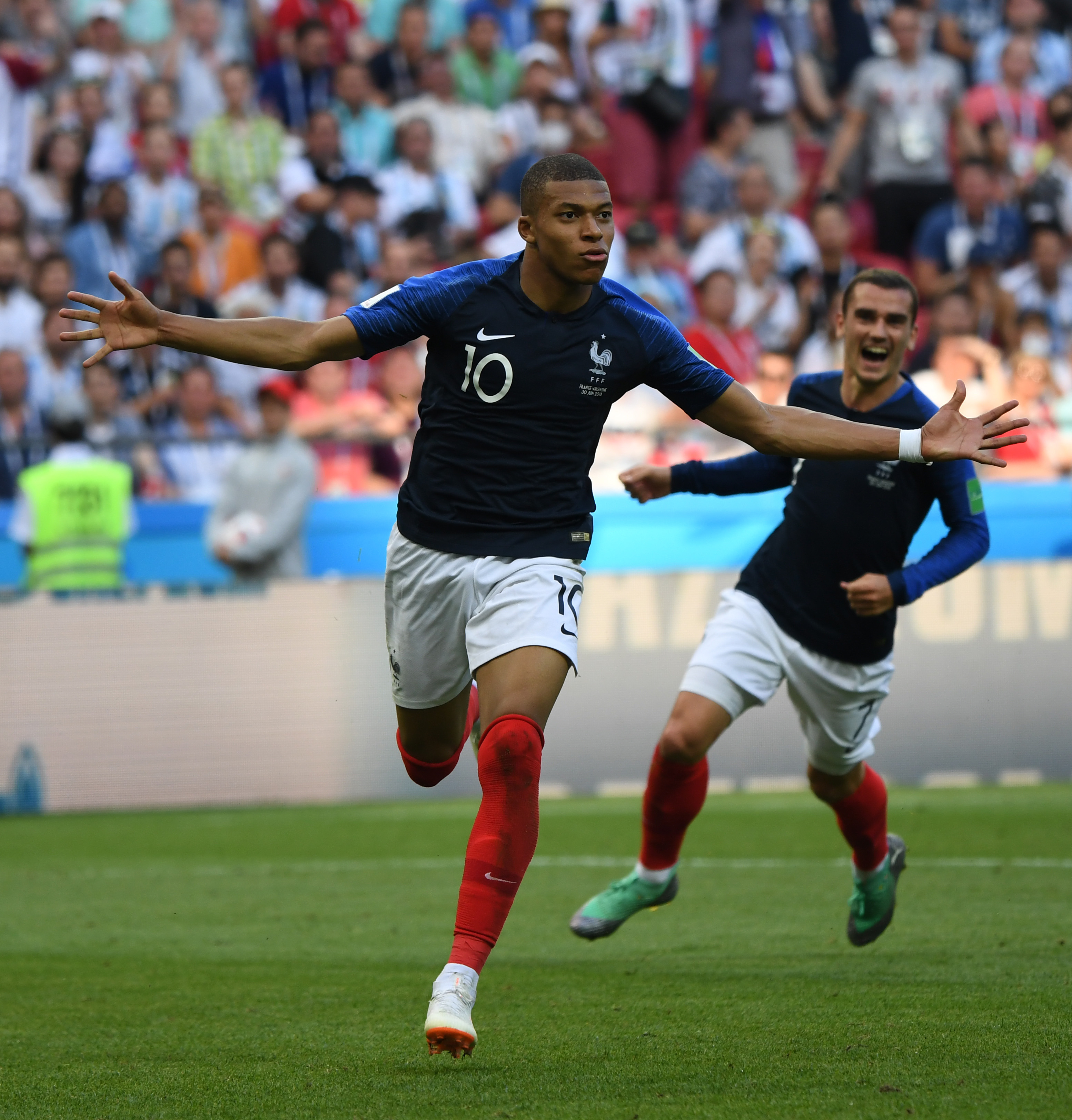 官方：继9月当选法甲月度最佳球员后，托万11月再获此殊荣（官方：托万继9月荣膺法甲月最佳后，11月再次当选）