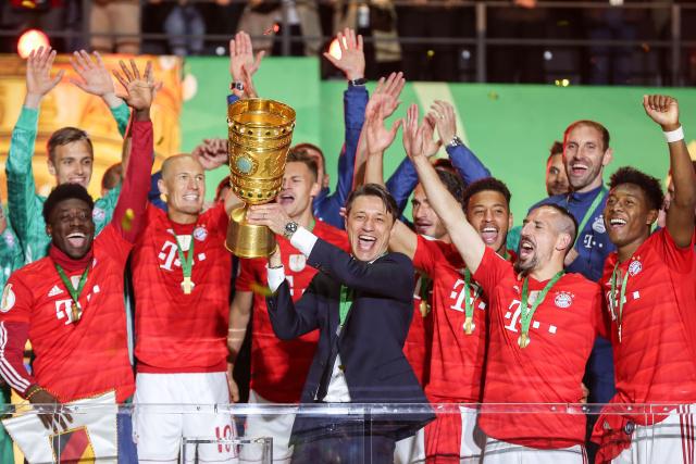 姆伯莫不想让曼联和喀麦隆起冲突，决定让二者商讨回国时间（为避免曼联与喀麦隆冲突，姆伯莫决定由双方协商回国时间）