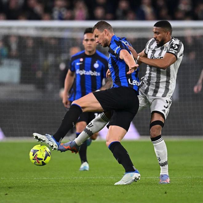 足球中超发布赛程海报，视觉效果炸裂